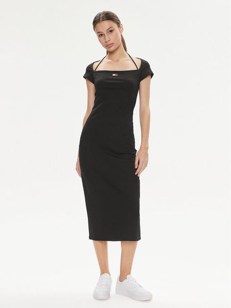 Tommy Jeans Sukienka letnia Badge DW0DW17943 Czarny Slim Fit. Czarne kombinezony Tommy Jeans, na lato, s, bez wzorów, z jeansu, bez kołnierzyka, bez ramiączek. Za 469,99 zł.