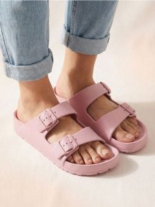 Piankowe klapki z regulowanymi paskami - różowy. Czerwone klapki Sinsay, bez wzorów, bez obcasa. Za 19,99 zł.