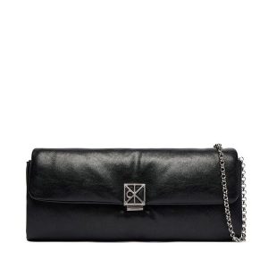 Torebka Calvin Klein. Czarne listonoszki Calvin Klein, bez wzorów, bez dodatków. Za 489,99 zł.