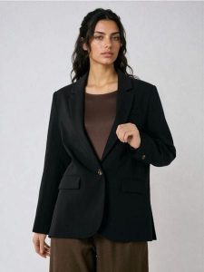 Klasyczna gładka jednorzędowa marynarka z domieszką wiskozy - czarny. Czarne marynarki i żakiety Sinsay, l, bez wzorów, z wiskozy, klasyczne. Za 79,99 zł.