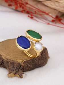 L'Atelier de Gaia Pozłacany pierścionek z tygrysim okiem i perłą rozmiar: onesize. Niebieskie pierścionki L'Atelier de Gaia, z perłą, pozłacane. Za 65,69 zł.