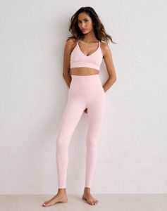 Damskie legginsy z wysokim stanem, squat proof, dla niskich Sense różowe. Czerwone legginsy AIM'N, bez wzorów, z elastanu, z podwyższonym stanem, krótkie. Za 296,00 zł.