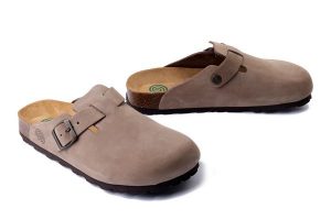 DR. BRINKMANN 600132-08 taupe, klapki damskie. Brązowe klapki Dr. Brinkmann, bez wzorów, ze skóry, bez obcasa. Za 309,90 zł.