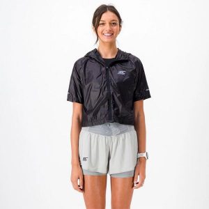 Kurtka przeciwwiatrowa krótka Damska Bieganie VENTIL WINDBREAKER. Czarne kurtki BODYCROSS, na zimę, m, bez wzorów, z materiału, bez kaptura. Za 490,99 zł.